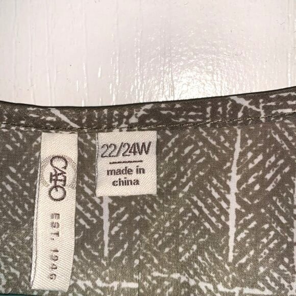 Cato Womens Plus Size 22/24W Green Printed Tunic Top With Short Sleeves & V-Neck - Picture 2 of 10